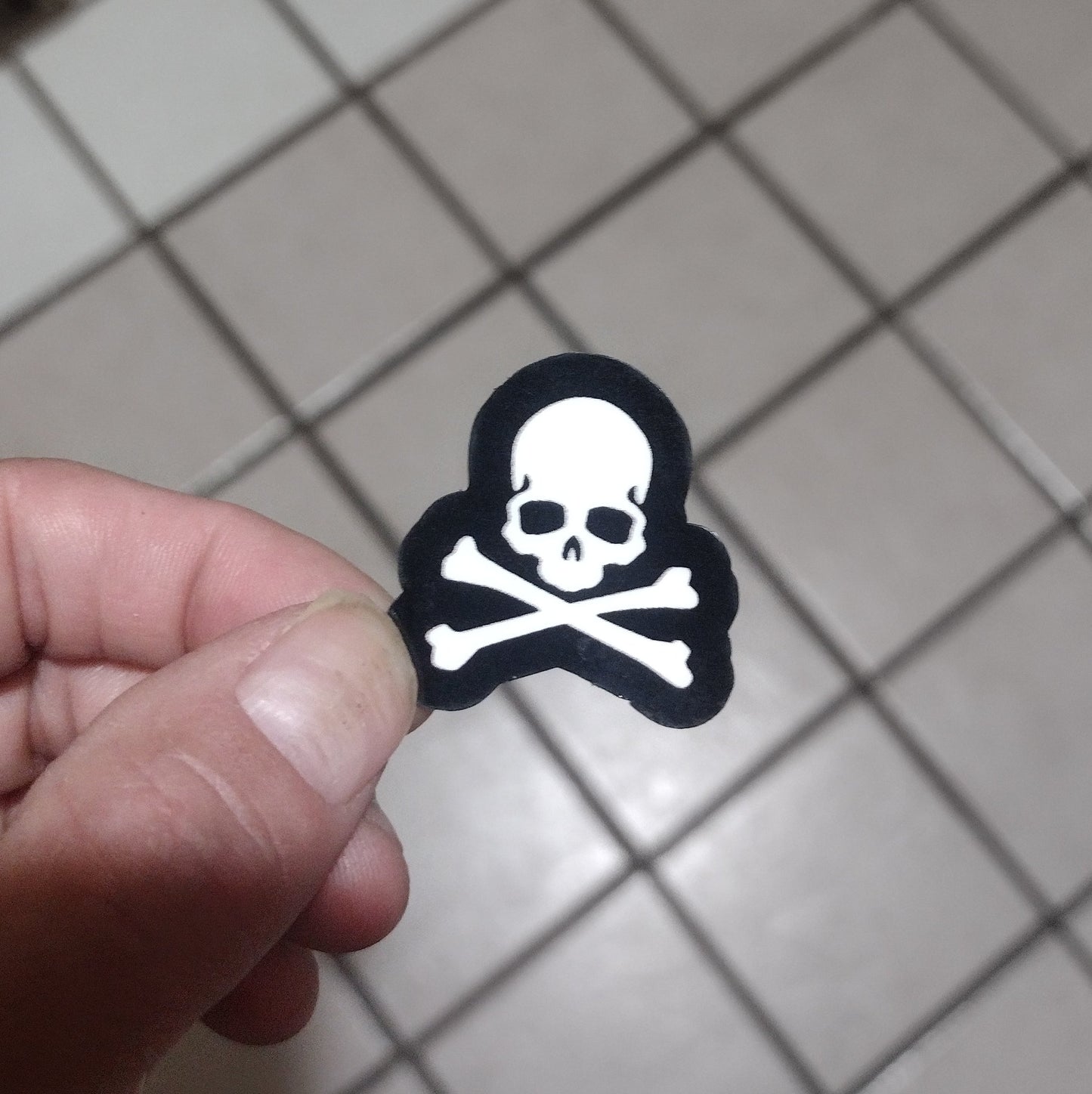 Skull and crossbone (sticker)